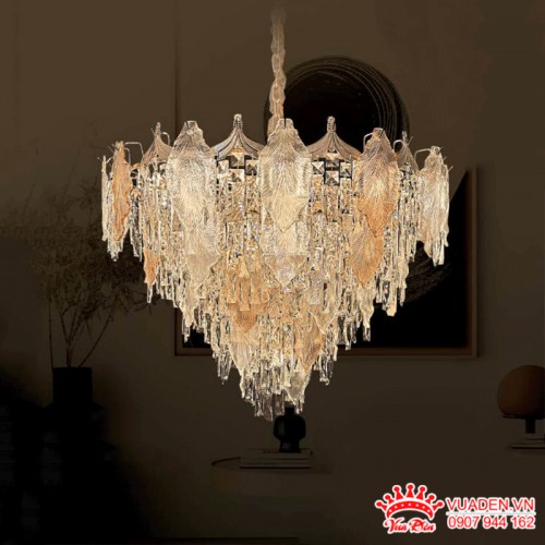 Đèn chùm thả pha lê trang trí những mảnh lông vũ lấp lánh...