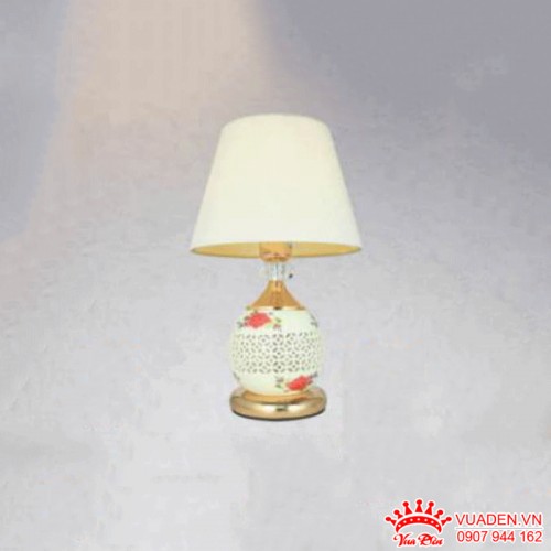 Đèn để bàn gốm sứ kết hợp chao vải dù phong cách cổ điển
