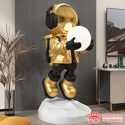 Đèn để bàn hình phi hành gia có cảm ứng 3 màu