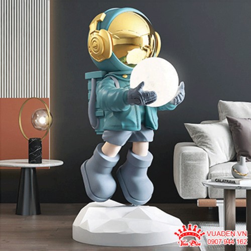 Đèn để bàn hình phi hành gia có cảm ứng 3 màu