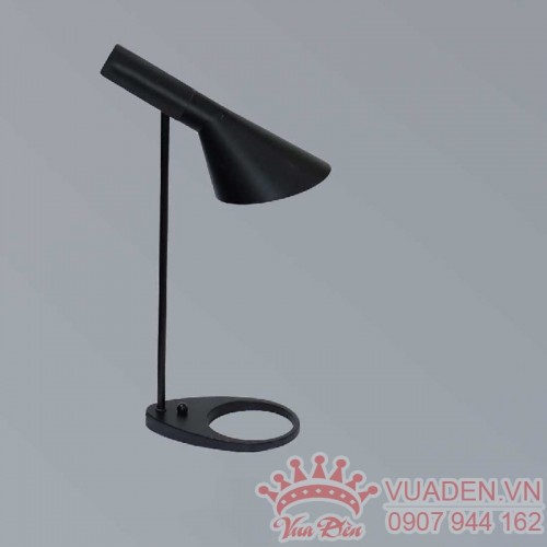 Đèn để bàn màu đen cá tính