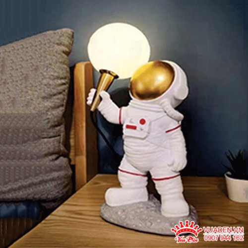 Đèn để bàn phòng ngủ hình phi hành gia ngộ nghĩnh