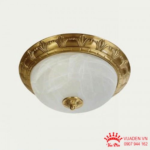 Đèn ốp trần chao thủy tinh dạng vòm viền đồng được chạm...
