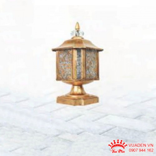 Đèn trụ sân vườn thân màu đồng trang trí hoa văn đẹp mắt